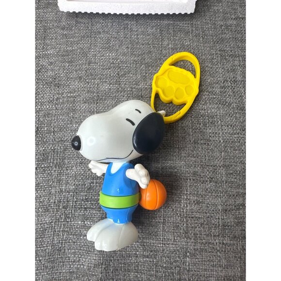 Peanuts Snoopy McDonalds 2018 Toy Figure With Basketball Clip - Picture 2 of 6